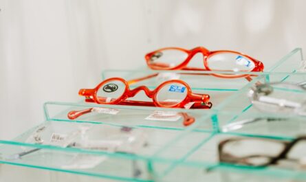 découvrez notre boutique d'optique offrant une large gamme de lunettes de vue, lunettes de soleil et lentilles de contact pour tous les styles et besoins.